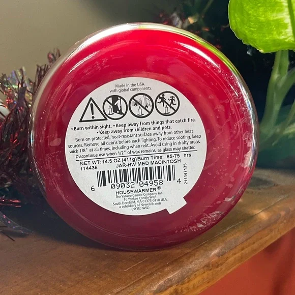 YANKEE CANDLE 14.5 oz. “MACINTOSH” - Picture 3 of 3